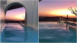 Den privilegerte solnedgangen fra et hotell på Santorini