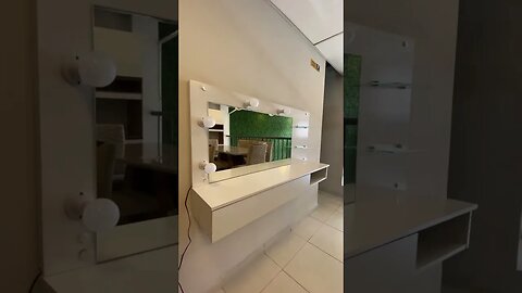 A Penteadeira Lumiere Camarim Suspenso 1 Gaveta 1 Nicho 2 Prateleiras é um móvel bonito e funcional.