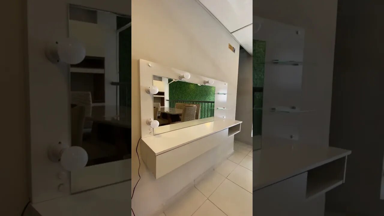 A Penteadeira Lumiere Camarim Suspenso 1 Gaveta 1 Nicho 2 Prateleiras é um móvel bonito e funcional.