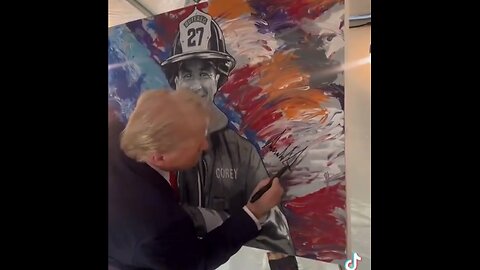 TRUMP❤️🇺🇸🥇🪽SIGNS AUTOGRAPH🤍🇺🇸🏅🪽👨‍🚒🖼️✍️🕺📸ON PORTRAIT OF RALLY ATTENDEE COREY COMPERATORE💙🇺🇸🏅🪽👨‍🚒💫
