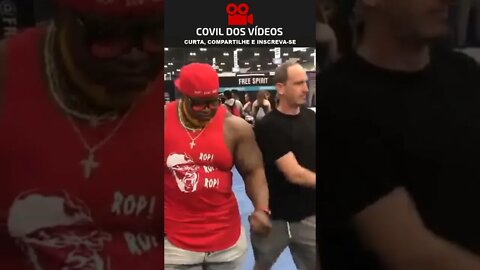 maluco esbarando nos musculosos