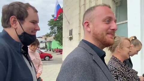 people are waiting in line at polling stations in Melitopol to vote 2