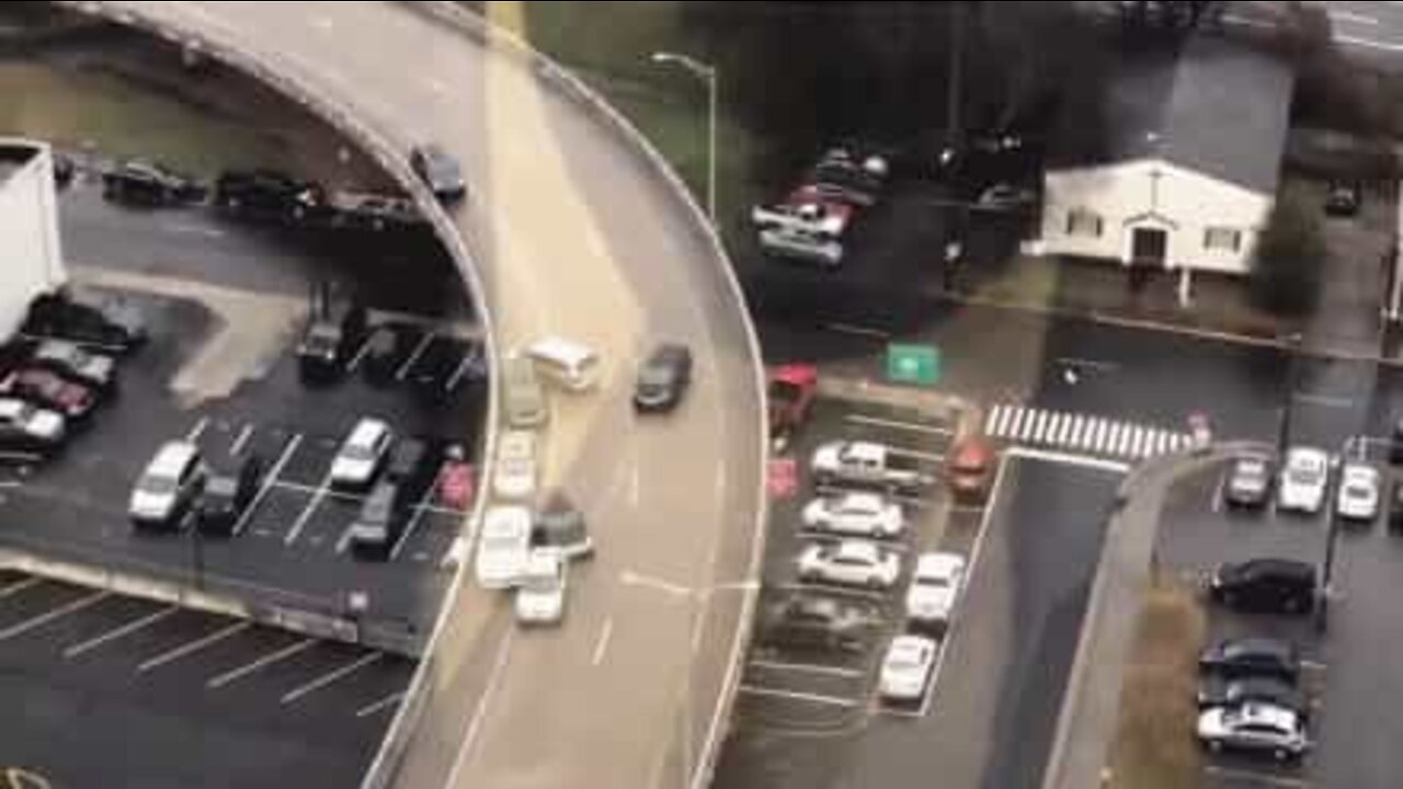 빙판에서 아슬아슬하게 충돌을 피하는 자동차