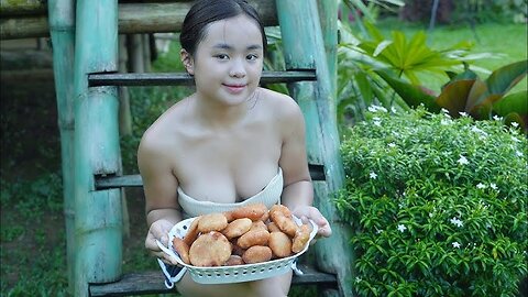 My Sister Came From Far Away To Visit. Two Sisters Together Picked Bamboo Shoots To Pickle Chili