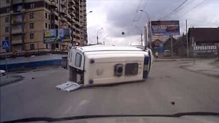 Ambulanza colpita e trascinata da un furgoncino ad alta velocità