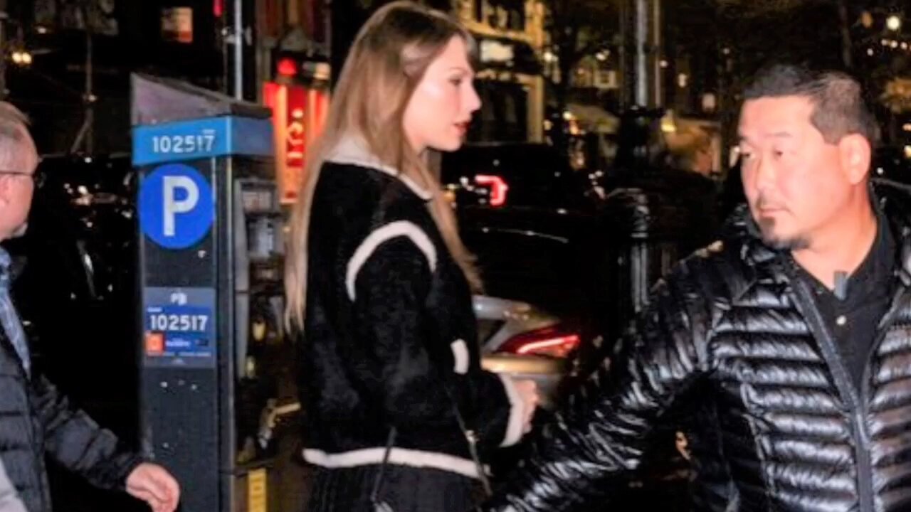 taylor swift caught walks behind travis kelce mother in NYC 21 December 2023
