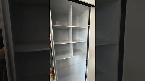 O Guarda Roupa Casal Paradizzo além de contar com um design charmoso, possui amplo espaço.