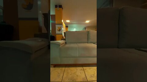 Deixe a sua sala de estar ainda mais elegante e confortável com o Sofá Orion