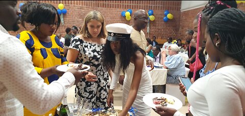 Lorraine serves the graduation cake