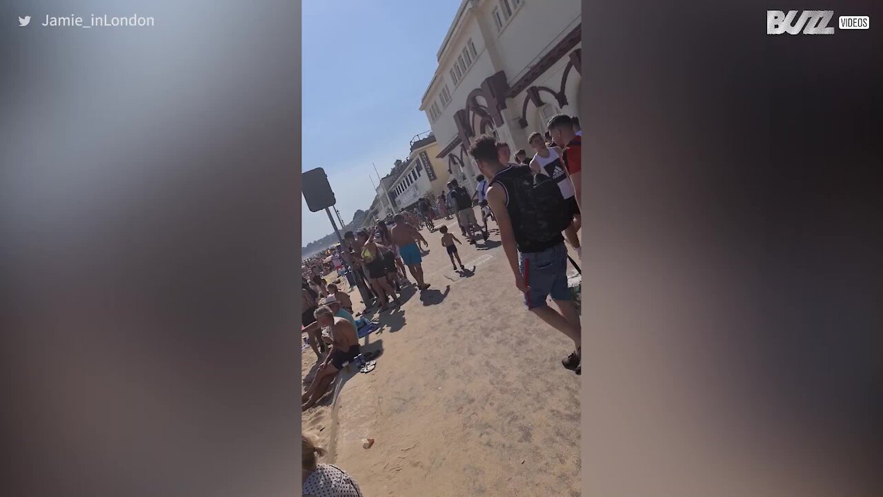 Praia completamente cheia durante pandemia no Reino Unido