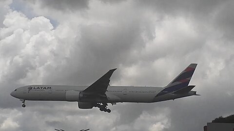 Boeing 777-300ER PT-MUB na aproximação final antes de pousar em Manaus vindo de Guarulhos
