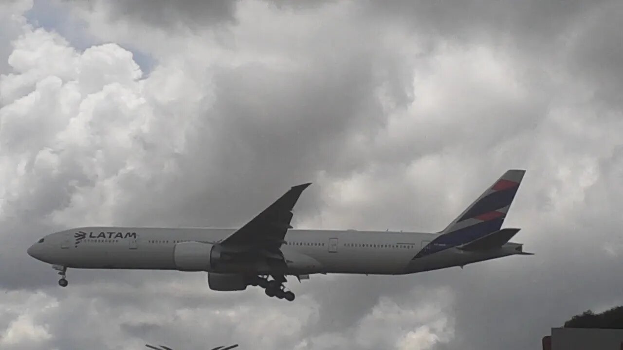 Boeing 777-300ER PT-MUB na aproximação final antes de pousar em Manaus vindo de Guarulhos