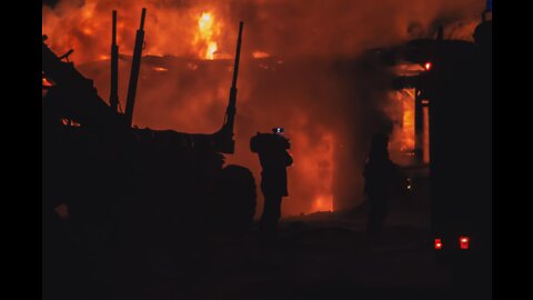 SRI LANKA - THE PEOPLE ARE BURNING THE GOVERNMENT WORKERS HOMES AND CARS