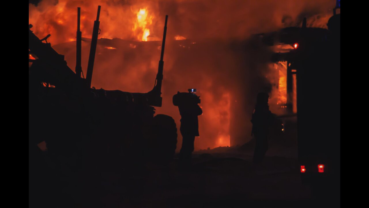 SRI LANKA - THE PEOPLE ARE BURNING THE GOVERNMENT WORKERS HOMES AND CARS