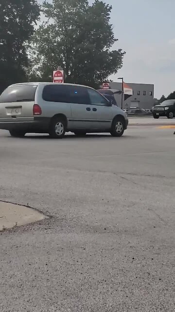 Video shows police chase in Waukesha County before suspect barricaded himself in minivan