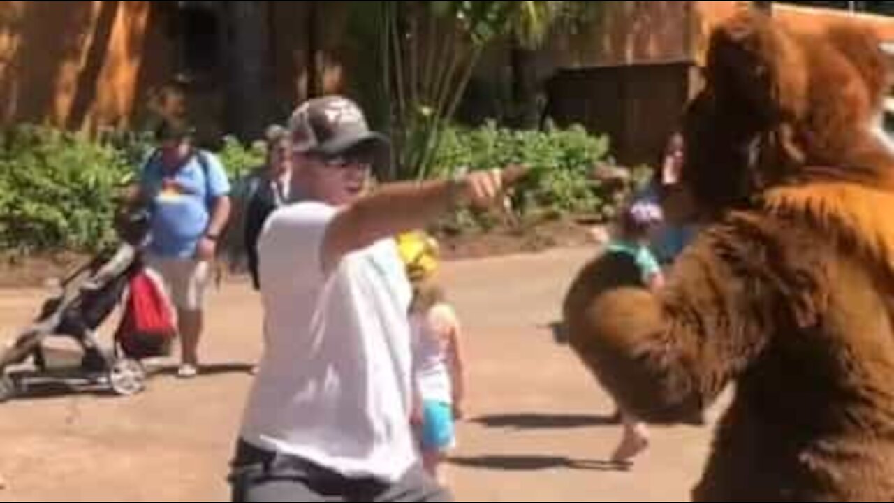 Ce père semble s'éclater avec une mascotte ours!