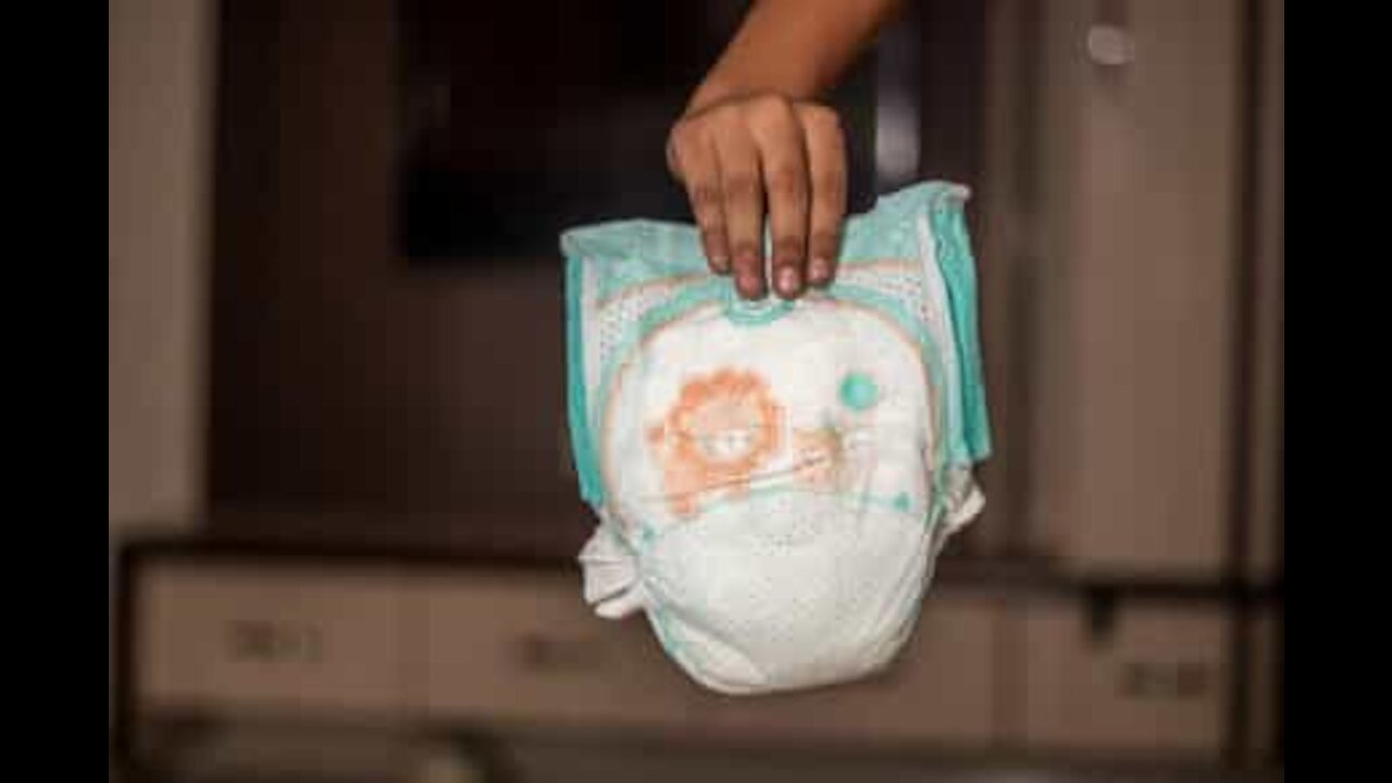 Pai entra em desespero ao tentar trocar fralda de filha