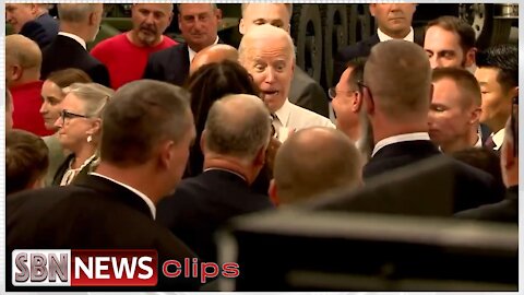 Joe Biden Mingles With Dozens of Maskless People - 4634