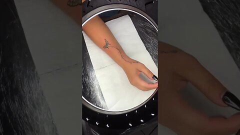 Frase Delicada tatuada em cima da mão #tattoo #shorts #ink #tatuagemdelicada
