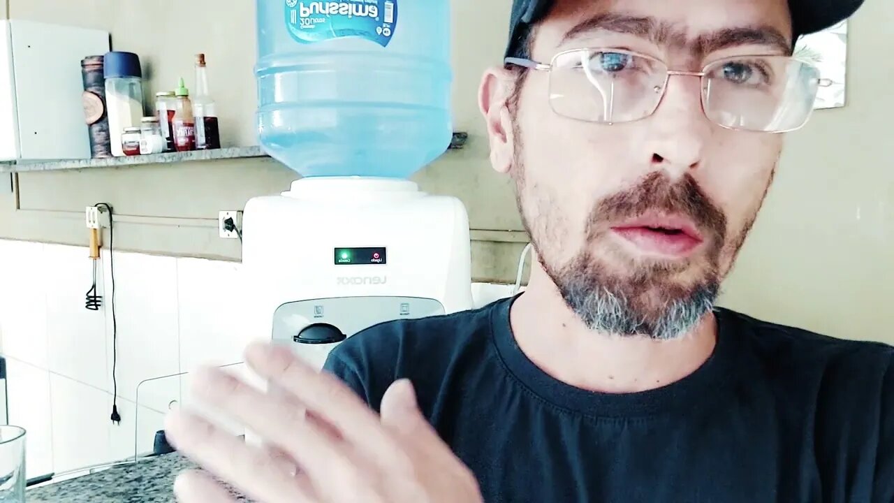 Bebedouro fornece hidrogênio molecular. Agua hidrogenada.