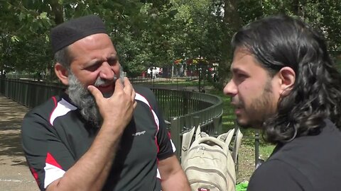 Vistors from Germany come to see Speakers Corner.