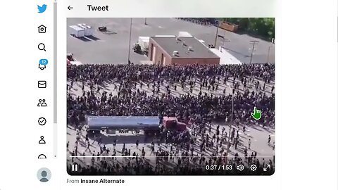 如果人群堵塞道路並威脅使用暴力，我們是否應該被允許開車穿過人群？