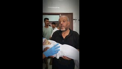 الطفلة ماسة ياسين نزحت مع والدتها من غزة لترتقي في مدينة خان يونس دون أن يراها والدها المُحاصر بغزة.
