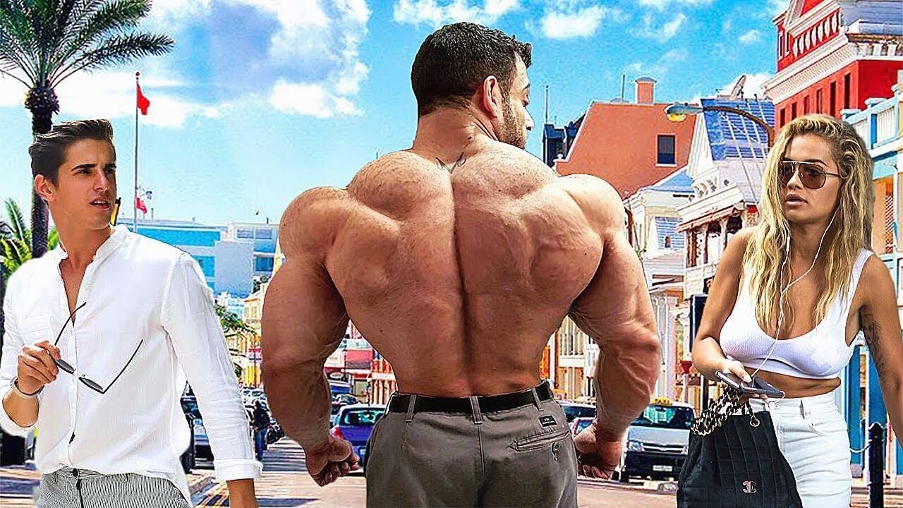 People's reaction to big bodybuilders in public places