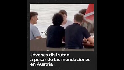 Austria enfrenta inundaciones históricas, pero los jóvenes aún se divierten