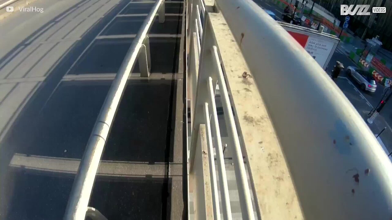 Pratica parkour e si lancia in un pericolosissimo salto