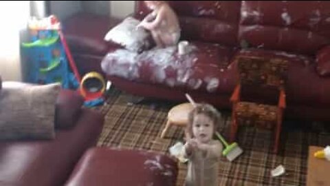Crianças tocam o 'terror' espalhando creme pela casa toda