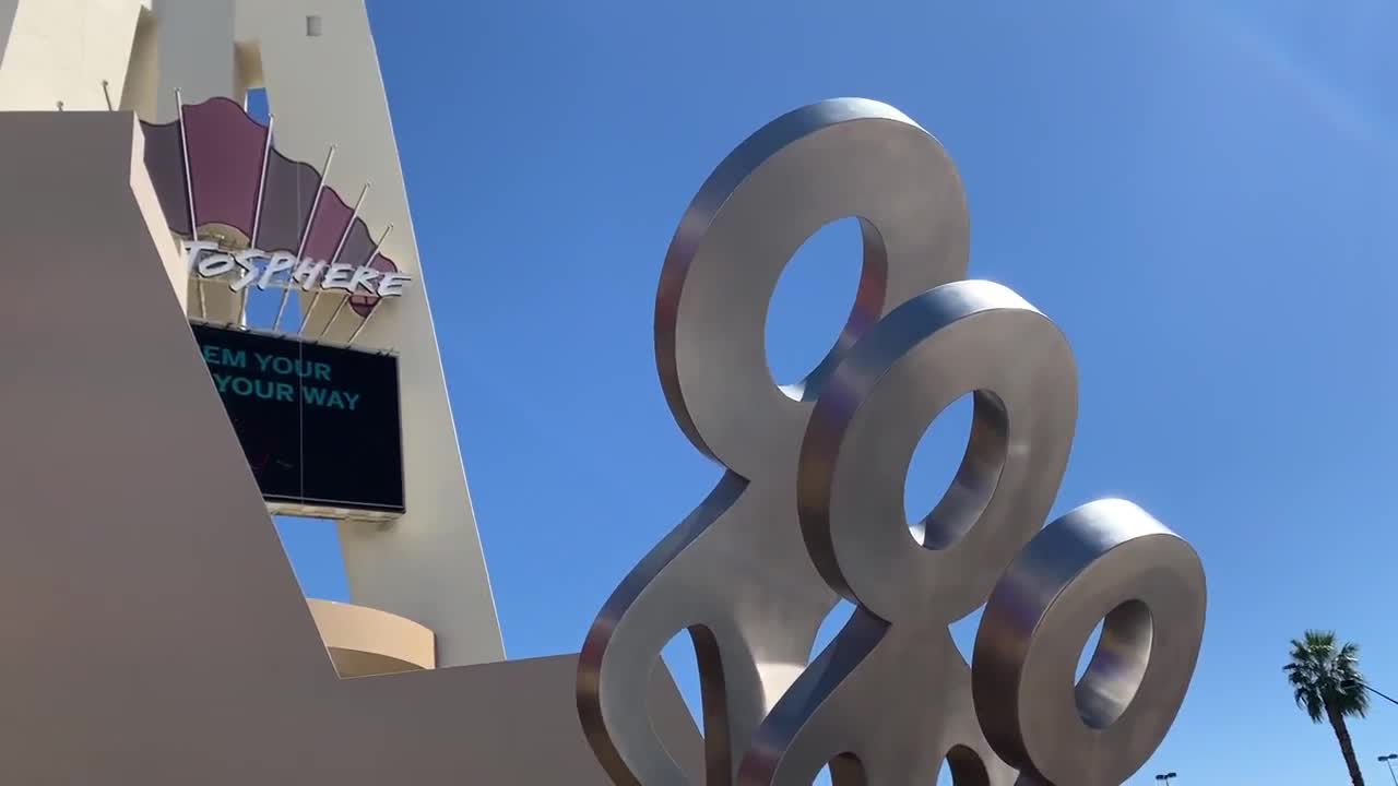 The STRAT unveils LOOK statue