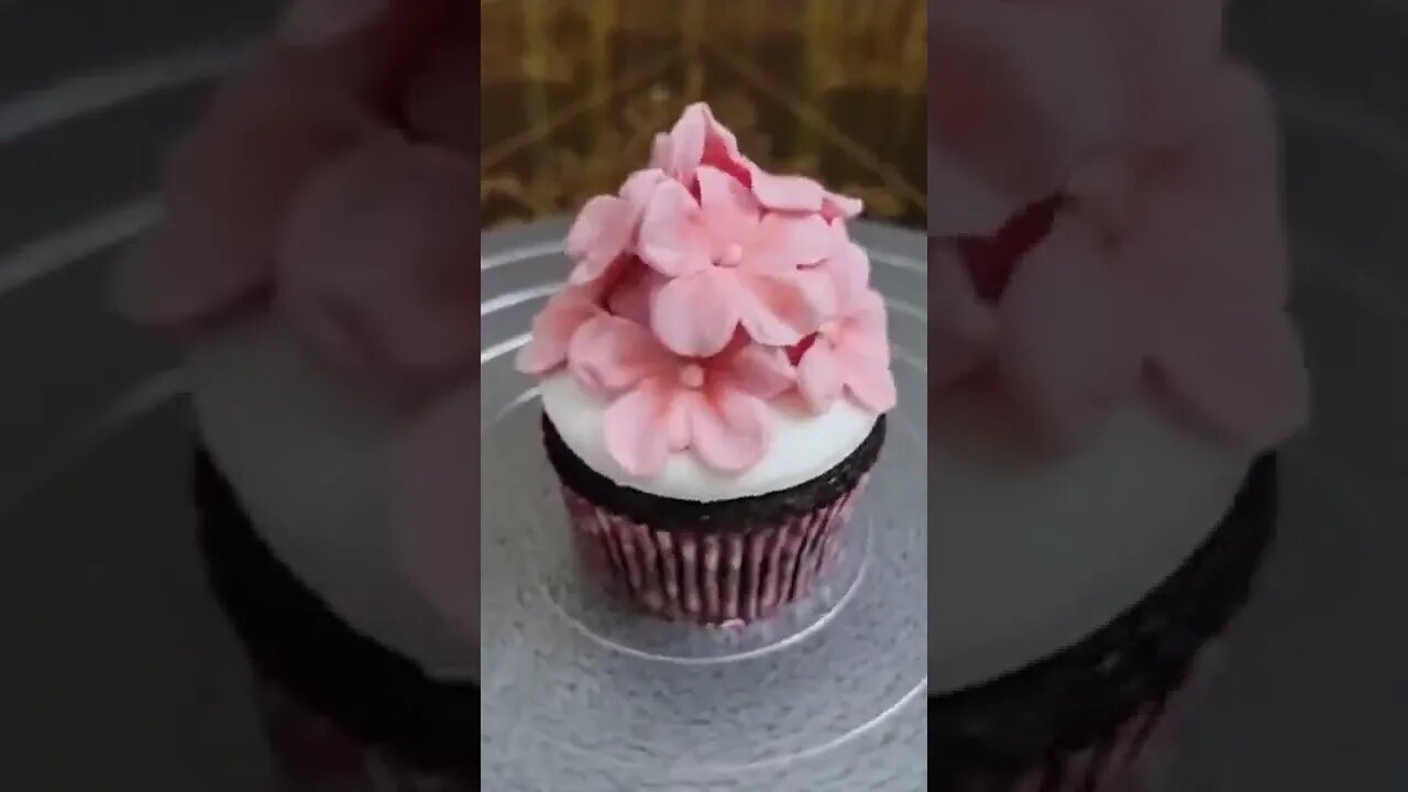 A Beautiful Cup Cake 🎂#UpFoodReview #ytshorts #shorts #Food #Streetfood