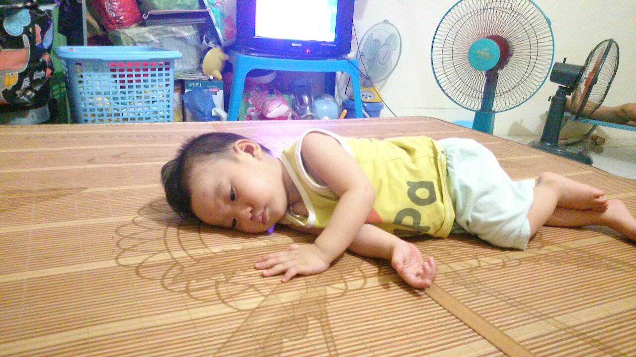 funny toddler belly broken