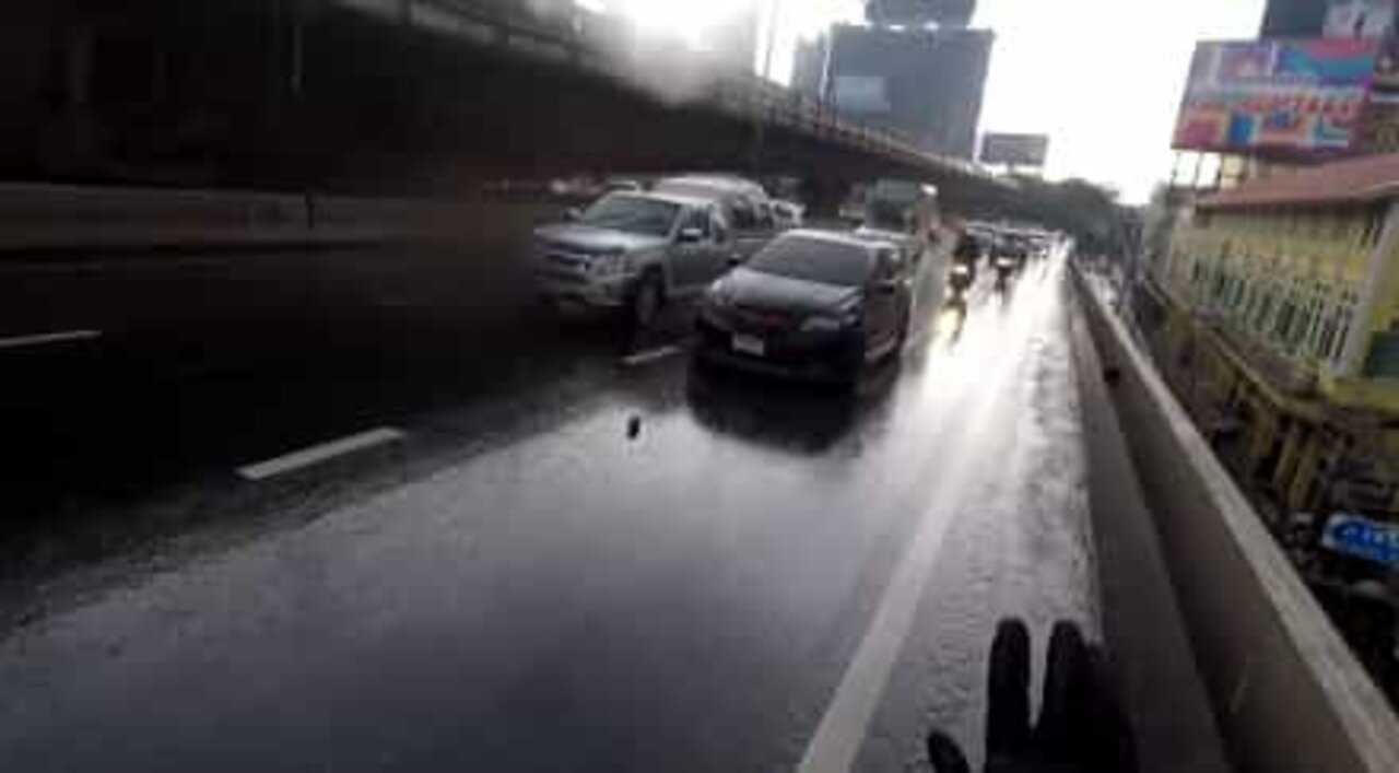 Helt på motorsykkel stopper trafikken for å redde en kattunge