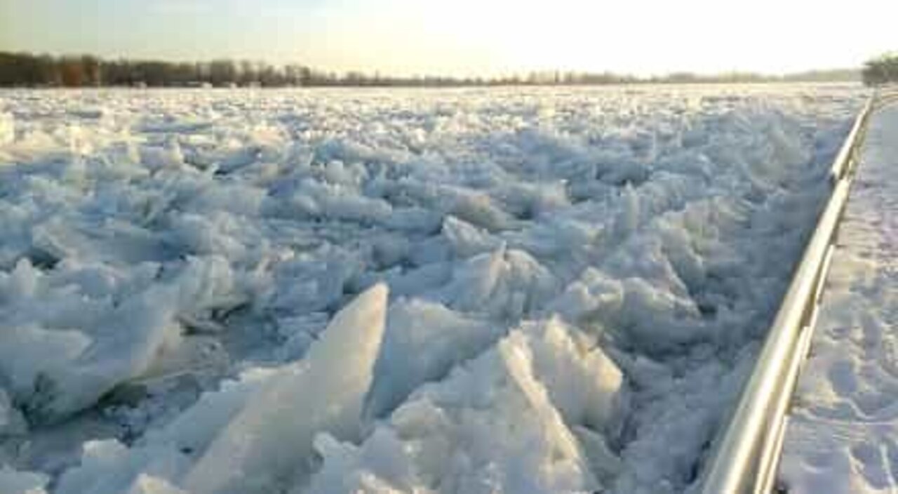 Imponerende frossen flod i Michigan