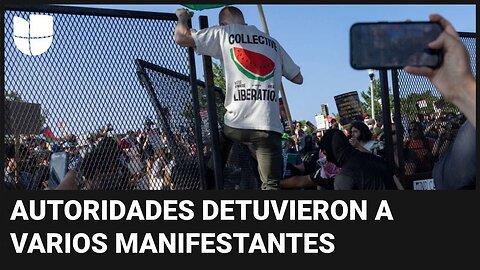 Manifestantes derriban parte de la valla de seguridad de la Convención Nacional Demócrata