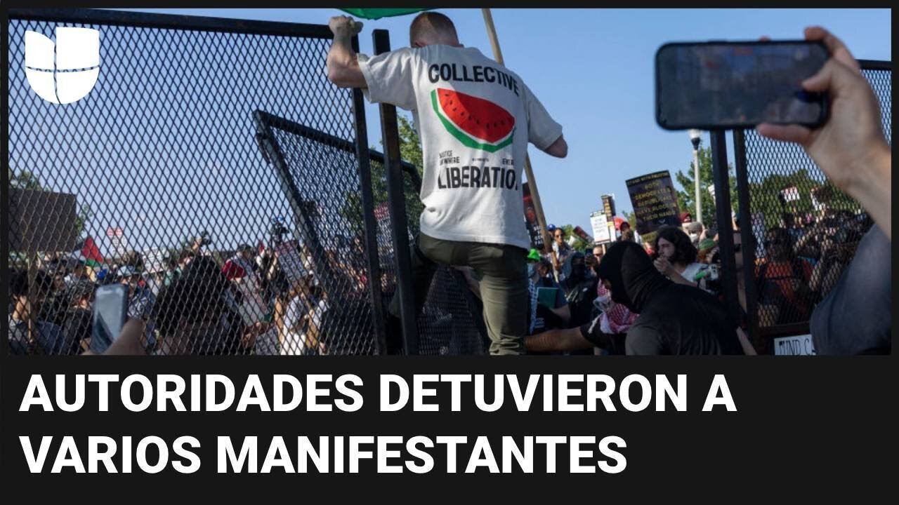 Manifestantes derriban parte de la valla de seguridad de la Convención Nacional Demócrata