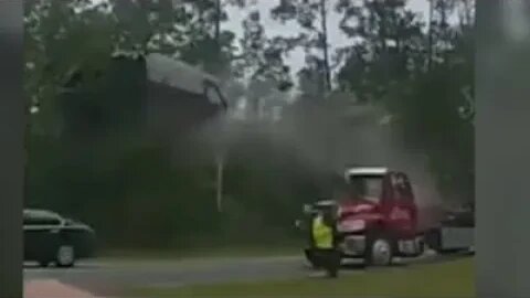 🤯Crazy tow truck jump🤯