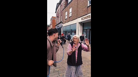 this grandma started dancing with him when he was busking..🥹