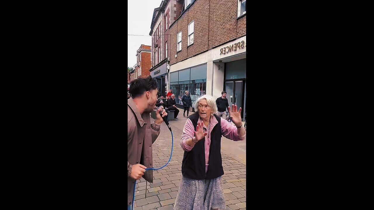 this grandma started dancing with him when he was busking..🥹