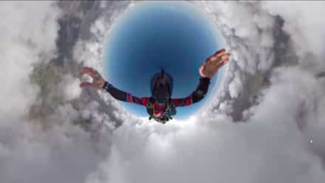 Incredibili immagini mostrano salto in paracadute a 360º
