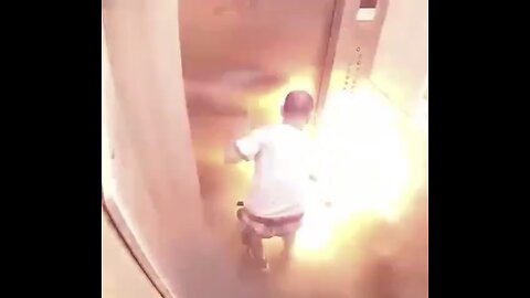 LITHIUM BIKE BATTERY🏢🚷🔥🚲💥🔋📸EXPLODES INSIDE ELEVATOR♨️🛴💥🪫💫