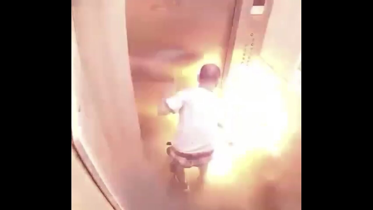 LITHIUM BIKE BATTERY🏢🚷🔥🚲💥🔋📸EXPLODES INSIDE ELEVATOR♨️🛴💥🪫💫