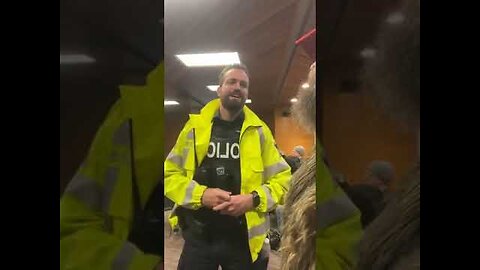 💥 Local Roofer Barges Into Drag Queen Story Time For Kids (FULL VIDEO)