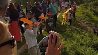 Un enfant reçoit un avion de papier en plein visage