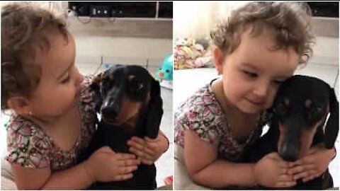 L'amour que porte cette fillette à son chien vous fera fondre!