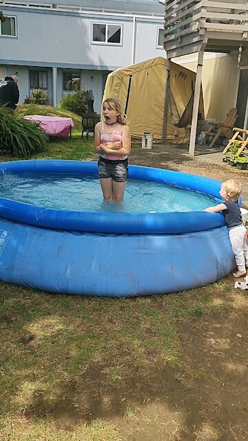 Macky in the cold pool