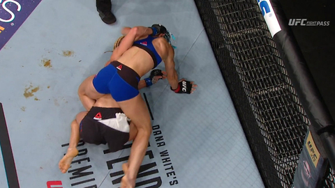 Female MMA Fighter Justine Kish SH*TS Herself During Match