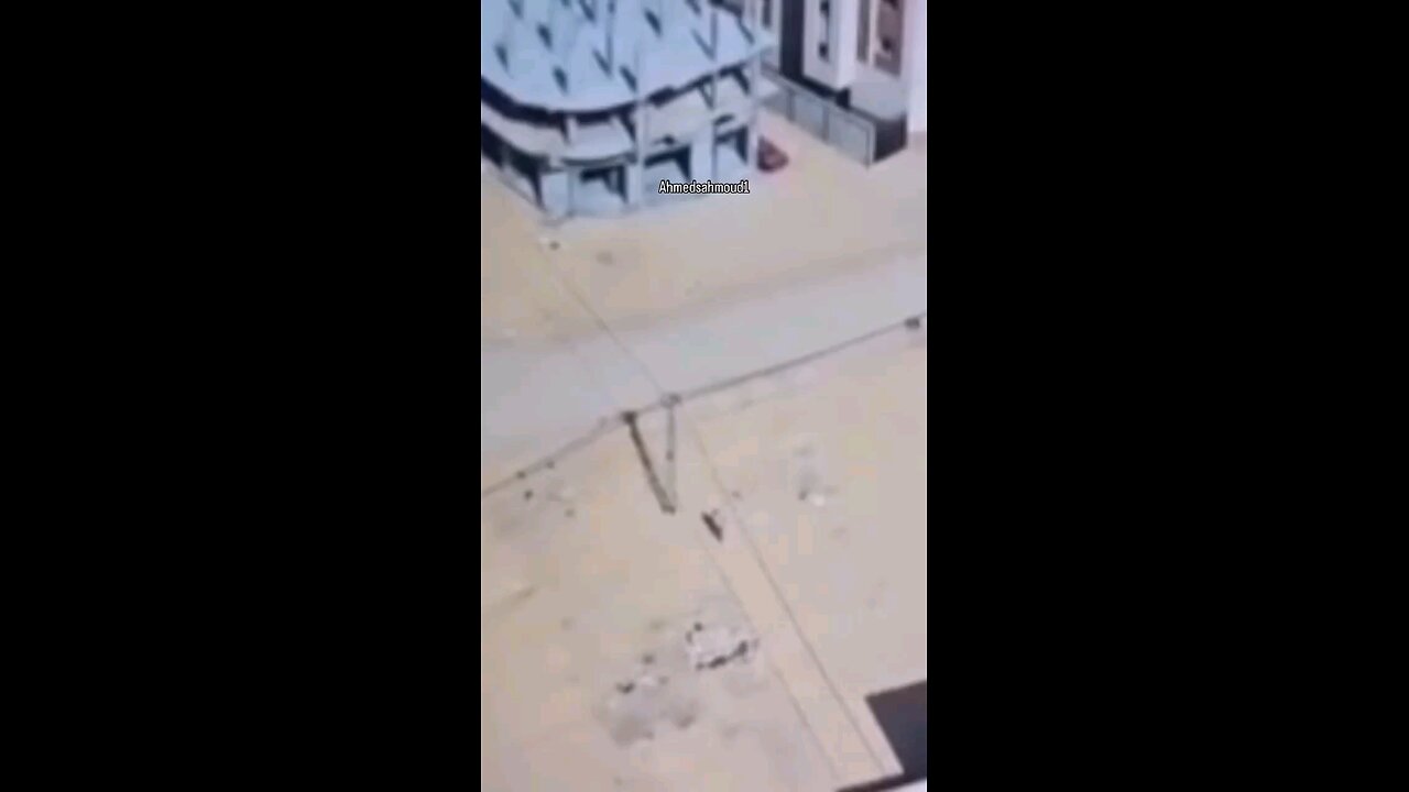 #شاهد| مشاهد قاسية تظهر استهداف طيران الاستطلاع "الإسرائيلي" مدنيين بحي السلطان في رفح جنوب قطاع غزة